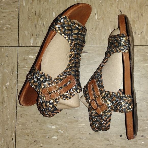 PRE OWNED AND WORN BRAIDED ROMAN STYLE SANDAL SIZE 8 METALLIC BLUE AND GOLD - Picture 2 of 3
